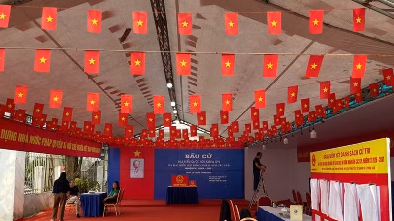 Khu vực bỏ phiếu được trang hoàng khang trang, danh sách cử tri và danh sách ứng cử viên được niêm yết đầy đủ, tạo điều kiện thuận lợi để người dân theo dõi trước khi thực hiện quyền bầu cử.