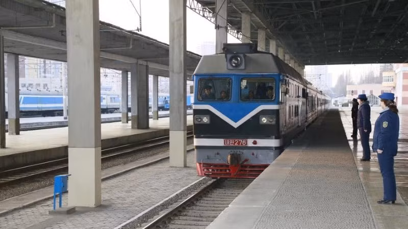 Một đoàn tàu chở khách quốc tế từ Đan Đông, Trung Quốc tới ga Bình Nhưỡng, Thủ đô của Triều Tiên, ngày 12/3/2026. (Ảnh: Xinhua)