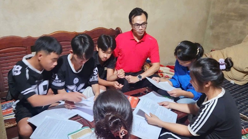 Thầy giáo Nguyễn Mạnh Tuân dạy học cho học sinh Trường trung học phổ thông Tuần Giáo, tỉnh Điện Biên.