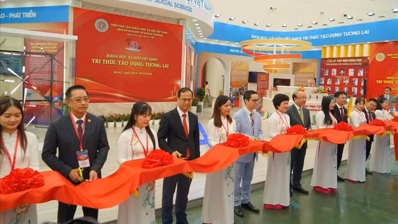 Khai mạc gian triển lãm “Khoa học xã hội Việt Nam: Tri thức tạo dựng tương lai” của Viện Hàn lâm Khoa học xã hội Việt Nam tại triển lãm thành tựu đất nước nhân kỷ niệm 80 năm Quốc khánh 2/9.