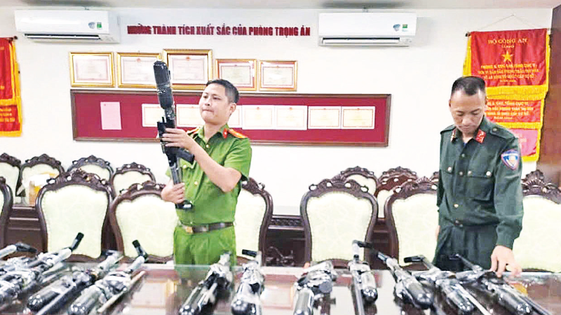 Cán bộ Cục Cảnh sát hình sự khám xét khẩu súng do Ngô Quang Vỹ và đồng phạm chế tạo, mua bán. (Ảnh: Công an cung cấp)