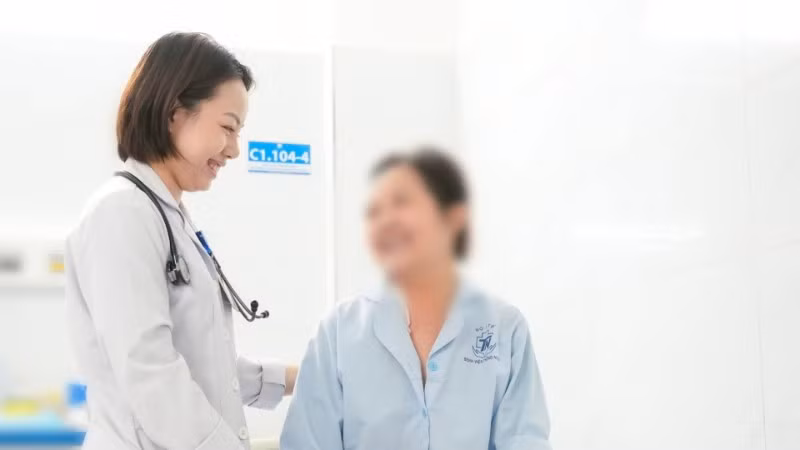 Bác sĩ Bệnh viện Thống Nhất thăm khám bệnh nhân H.