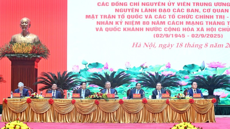 Tổng Bí thư Tô Lâm và các đồng chí lãnh đạo, nguyên lãnh đạo Đảng, Nhà nước chủ trì hội nghị gặp mặt. (Ảnh: ĐĂNG KHOA)