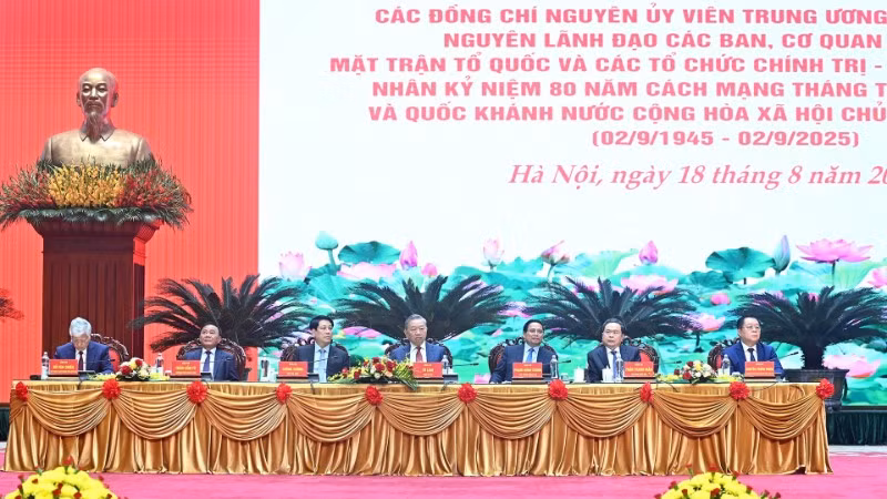 Tổng Bí thư Tô Lâm và các đồng chí lãnh đạo, nguyên lãnh đạo Đảng, Nhà nước chủ trì hội nghị gặp mặt. (Ảnh: ĐĂNG KHOA)
