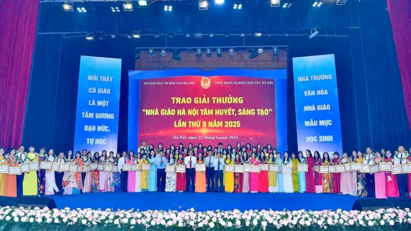Trao Giải thưởng "Nhà giáo Hà Nội tâm huyết, sáng tạo" năm 2025.
