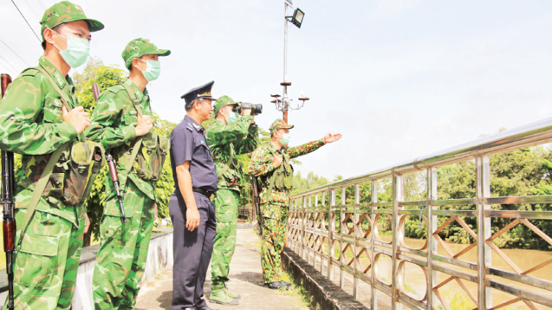 Lực lượng Bộ đội Biên phòng tỉnh Đồng Tháp tuần tra phòng chống buôn lậu tuyến biên giới. (Ảnh HỮU NGHĨA)