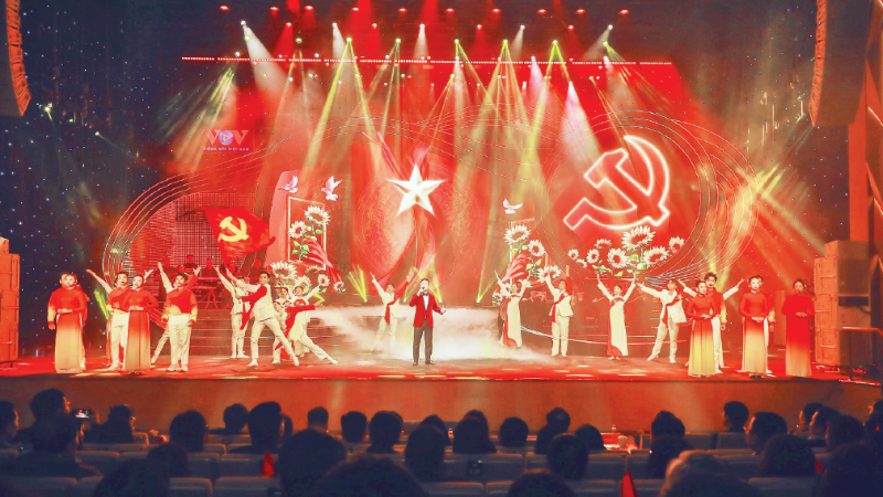 Chương trình nghệ thuật "Với Đảng vẹn toàn niềm tin yêu". (Ảnh TTXVN)