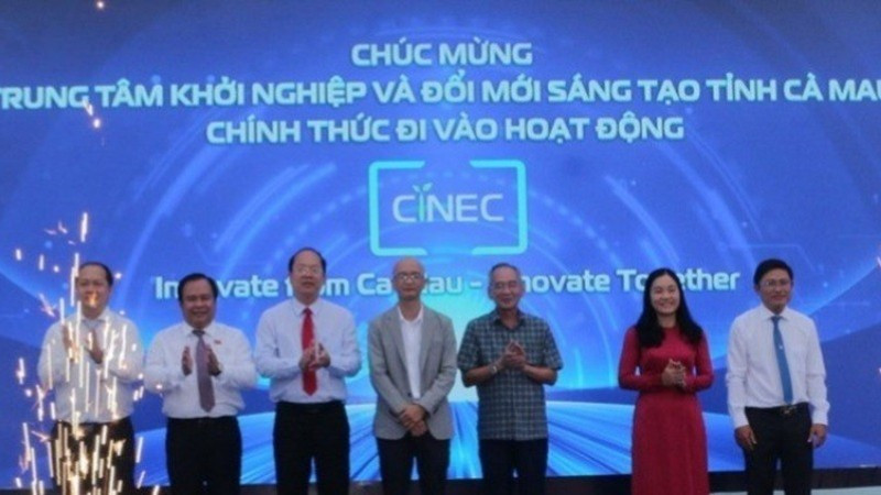 Đồng chí Bí thư Tỉnh ủy Cà Mau Nguyễn Hồ Hải (thứ ba, từ trái sang) và các đồng chí lãnh đạo tỉnh trong lễ khai trương Trung tâm Khởi nghiệp đổi mới sáng tạo của tỉnh tại phường Bạc Liêu. 