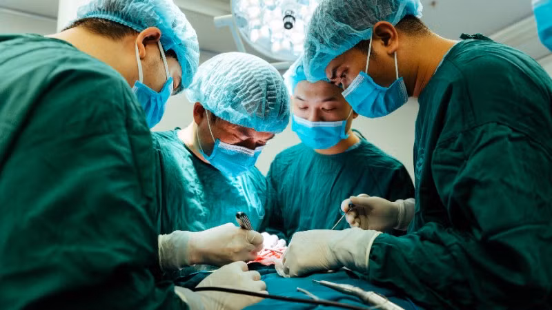 Các bác sĩ đang thực hiện ca phẫu thuật.
