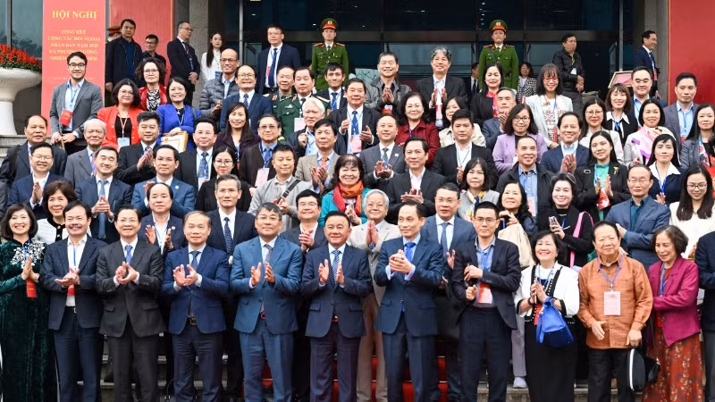 Thường trực Ban Bí thư Trần Cẩm Tú cùng các đồng chí lãnh đạo và các đại biểu dự hội nghị. (Ảnh: DUY LINH)