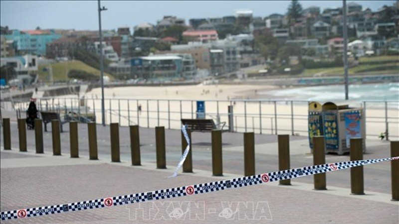 Phong tỏa hiện trường vụ xả súng nhằm vào Lễ Hanukkah của người Do Thái trên bãi biển Bondi ở Sydney, Australia ngày 15/12/2025. (Ảnh: THX/TTXVN) 