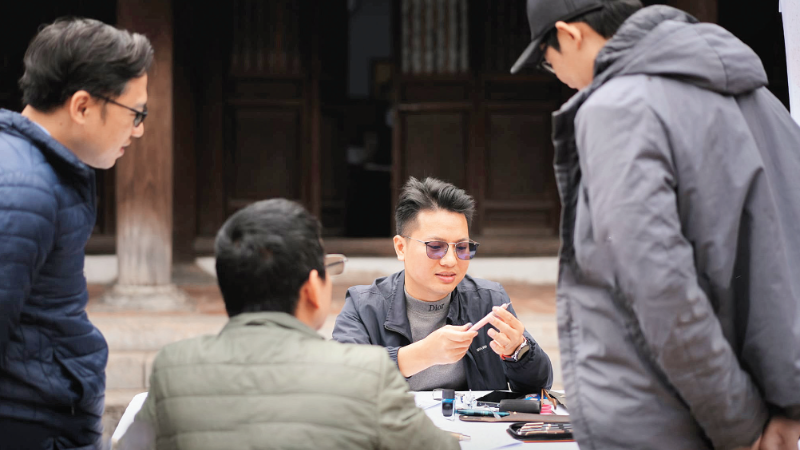 Hà Tuấn Anh tại Vietnam Pen Show hồi tháng 12/2025.