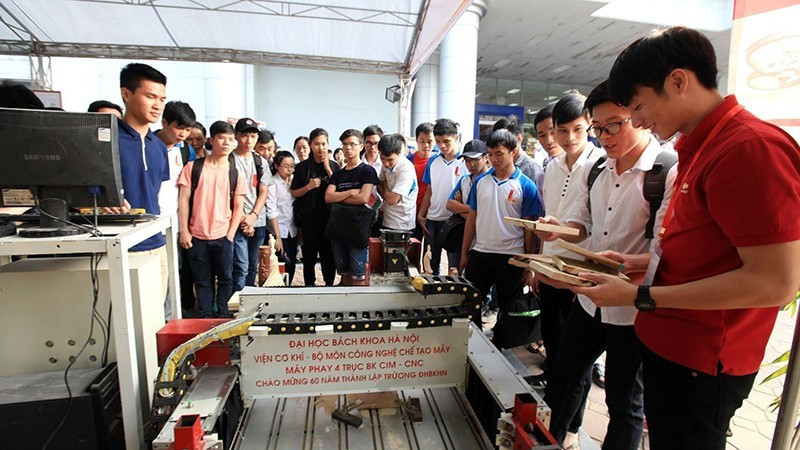 Sản phẩm Máy phay 4 trục BK CIM - CNC của Viện Cơ khí, Bộ môn Công nghệ chế tạo máy, Trường đại học Bách khoa Hà Nội trưng bày tại Triển lãm thành tựu khoa học công nghệ nhân dịp ngày thành lập trường. (Ảnh: TTXVN)