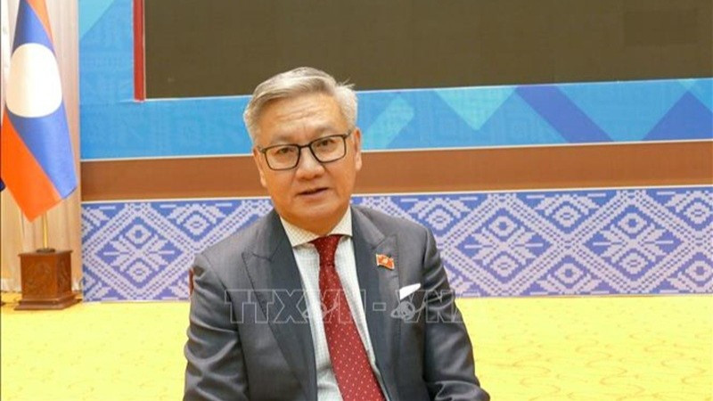 Bộ trưởng Ngoại giao Lào Thongsavanh Phomvihane trả lời phỏng vấn phóng viên của Thông tấn xã Việt Nam tại Lào. (Ảnh: Xuân Tú/PV TTXVN tại Lào)