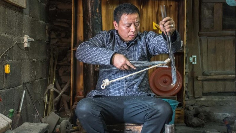 Nghệ nhân chế tác bạc tại tỉnh Hồ Nam, Trung Quốc. (Ảnh: Tân Hoa xã)