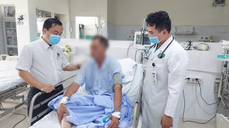 Bác sĩ Bệnh viện Lê Văn Thịnh thăm khám bệnh nhân T. (Ảnh: Bệnh viện cung cấp).