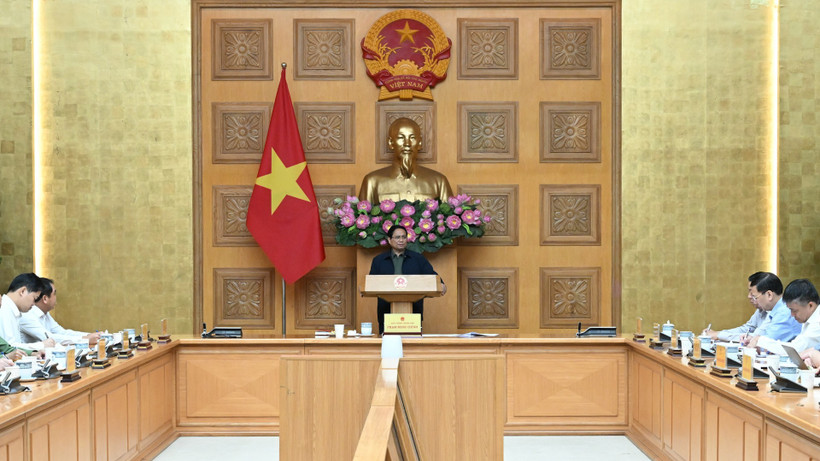 Thủ tướng Phạm Minh Chính chủ trì cuộc họp khẩn với các bộ, ngành bàn giải pháp khắc phục hậu quả mưa lũ ở các tỉnh miền trung.