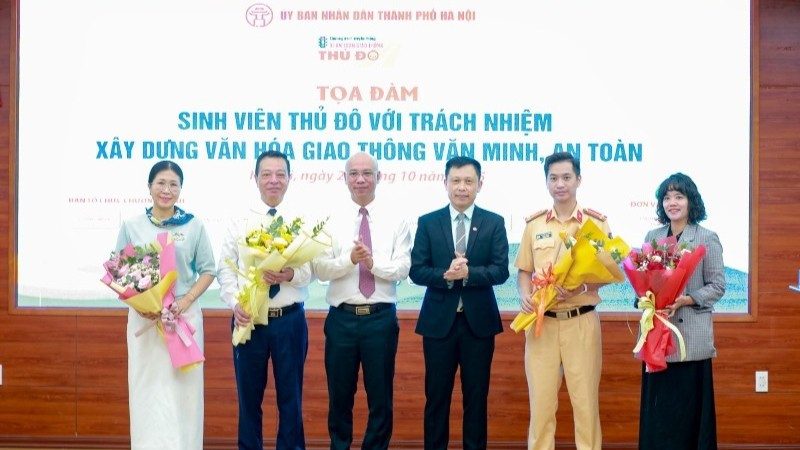 Ban tổ chức tặng hoa các đại biểu tham dự tọa đàm.