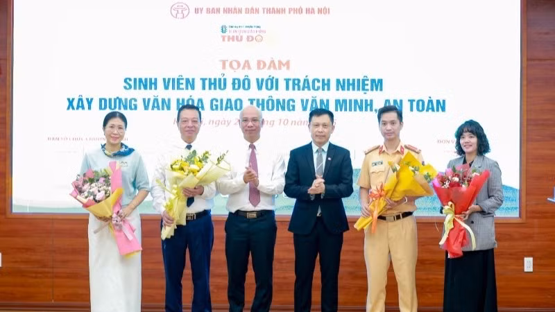 Ban tổ chức tặng hoa các đại biểu tham dự tọa đàm.