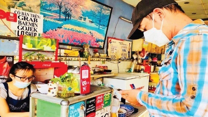 Các cửa hàng buôn bán nhỏ ở Thành phố Hồ Chí Minh đều áp dụng hình thức thanh toán không dùng tiền mặt.