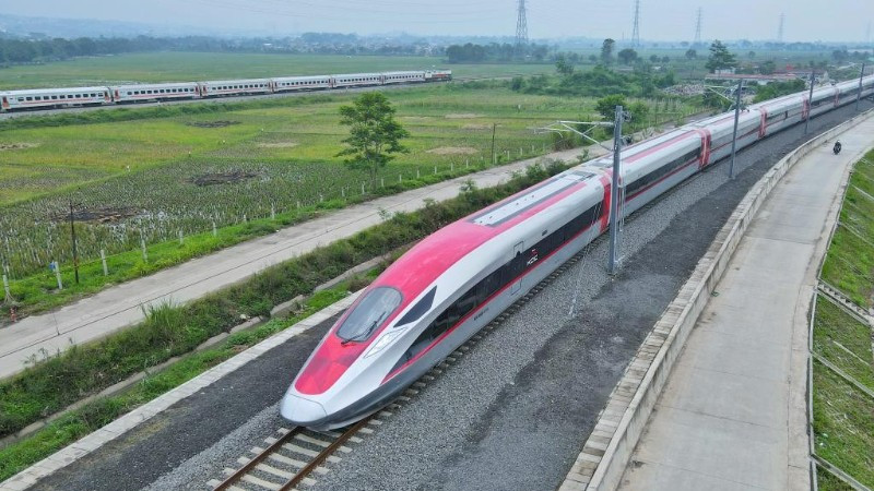 Bức ảnh chụp ngày 9/11/2022 cho thấy một đoàn tàu đang chạy thử nghiệm trên đoạn đường thử của tuyến đường sắt cao tốc Jakarta-Bandung ở Bandung, Indonesia. (Ảnh: Xinhua)