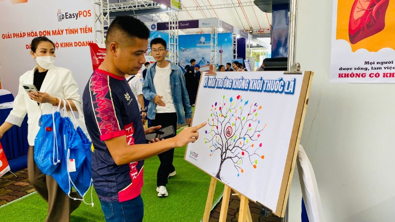 Vận động viên ủng hộ giải chạy không khói thuốc