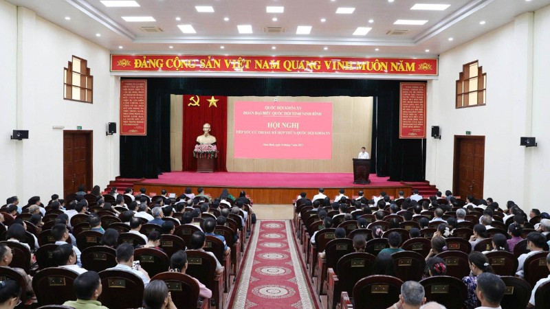 Các đại biểu dự hội nghị tiếp xúc cử tri.