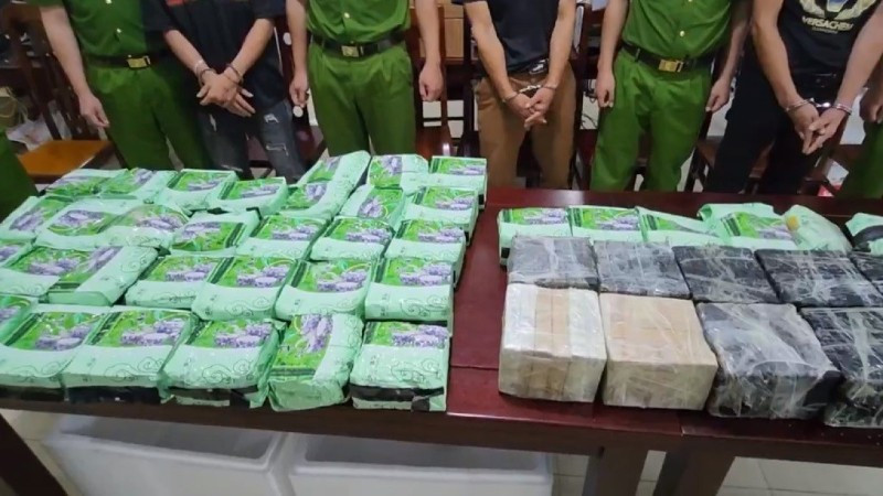 60 bánh heroin bị Công an tỉnh Nghệ An thu giữ. (Ảnh: CANA)