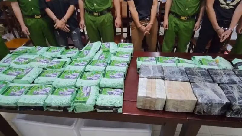60 bánh heroin bị Công an tỉnh Nghệ An thu giữ. (Ảnh: CANA)