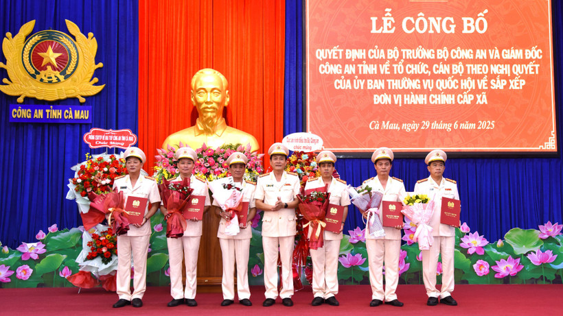 Đại tá Hồ Việt Triều, Bí thư Đảng ủy, Giám đốc Công an tỉnh trao Quyết định của Bộ trưởng Công an cho Ban Giám đốc Công an tỉnh Cà Mau sau sáp nhập. 