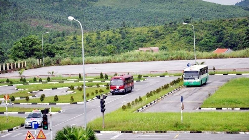 Thành phố Hồ Chí Minh và thành phố Hà Nội có nhiều trung tâm đủ điều kiện sát hạch lái xe nhất. (Ảnh minh họa)