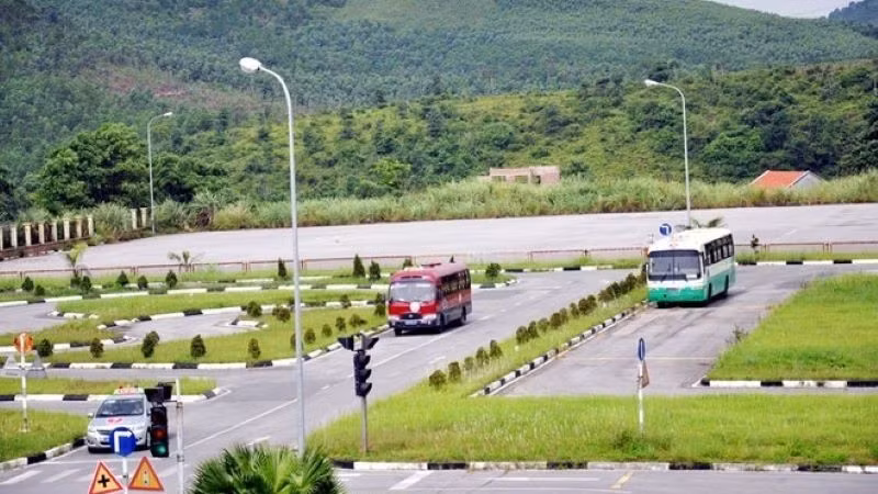 Thành phố Hồ Chí Minh và thành phố Hà Nội có nhiều trung tâm đủ điều kiện sát hạch lái xe nhất. (Ảnh minh họa)