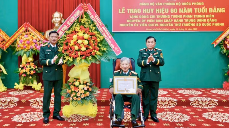 Trao Huy hiệu 60 năm tuổi Đảng cho Thượng tướng Phan Trung Kiên.