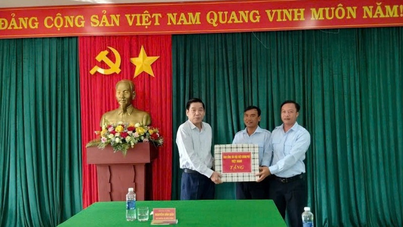 Thượng tướng Nguyễn Văn Gấu tặng quà Đội 584, Phòng Chính trị, Bộ Chỉ huy quân sự tỉnh Quảng Trị (đóng quân tại huyện Phalansay, tỉnh Savannakhet).