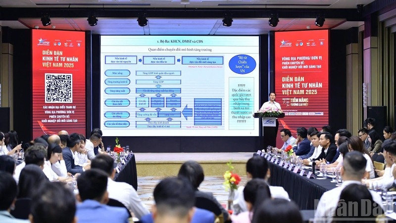 Các đại biểu lắng nghe ý kiến của các diễn giả tại phiên đối thoại.