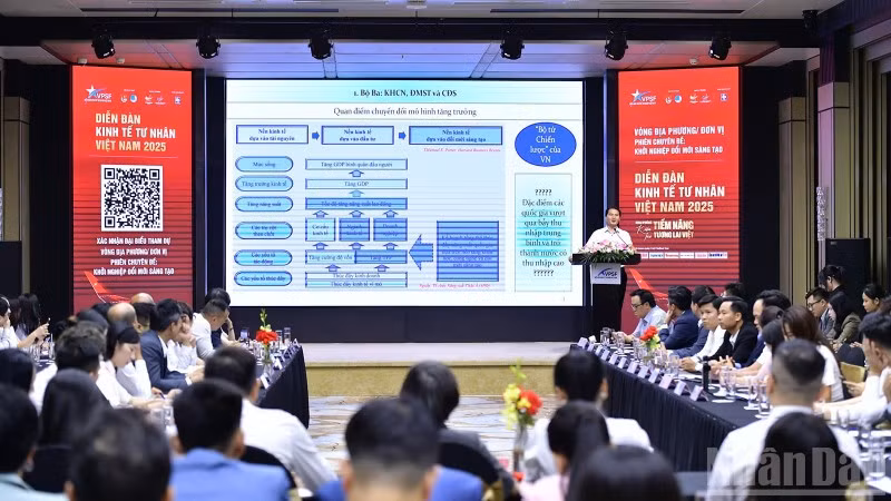 Các đại biểu lắng nghe ý kiến của các diễn giả tại phiên đối thoại.