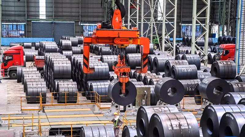 Sản phẩm thép cuộn trong một nhà máy thép ở thành phố Phòng Thành Cảng, Quảng Tây, Trung Quốc. (Ảnh: Tân Hoa xã)
