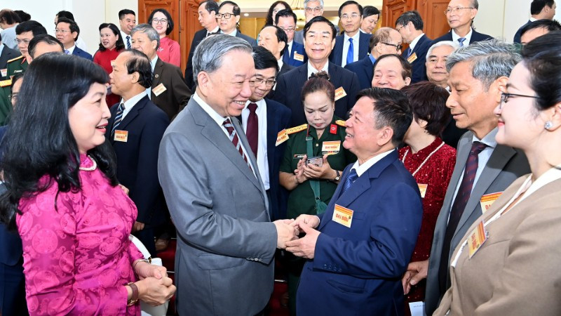 Tổng Bí thư Tô Lâm nói chuyện thân mật với các đại biểu trí thức, nhà khoa học, văn nghệ sĩ. (Ảnh: ĐĂNG KHOA)
