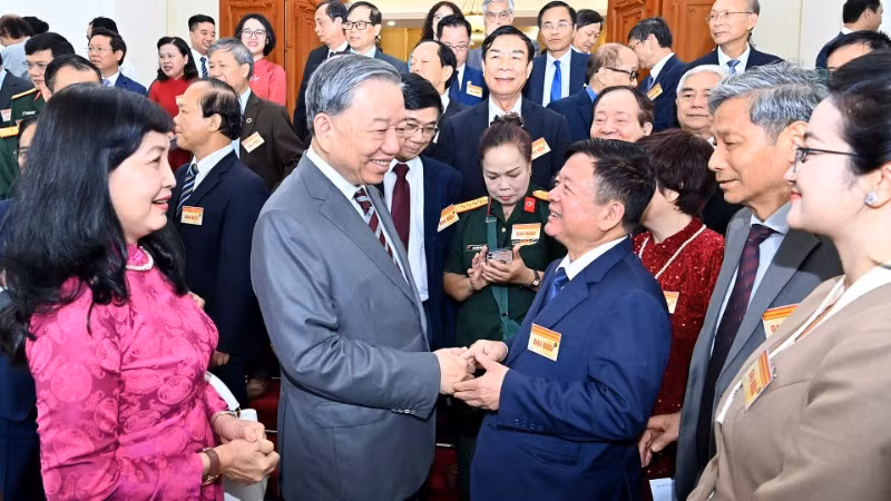 Tổng Bí thư Tô Lâm nói chuyện thân mật với các đại biểu trí thức, nhà khoa học, văn nghệ sĩ. (Ảnh: ĐĂNG KHOA)