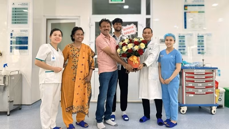 Gia đình du khách Koka Aneesh cảm ơn các y bác sỹ Bệnh viện Hoàn Mỹ. (Ảnh: PHAN ĐÀO)