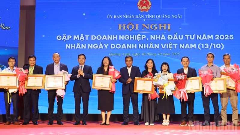 Lãnh đạo tỉnh trao tặng bằng khen cho các doanh nghiệp có thành tích thực hiện tốt chính sách, pháp luật thuế.