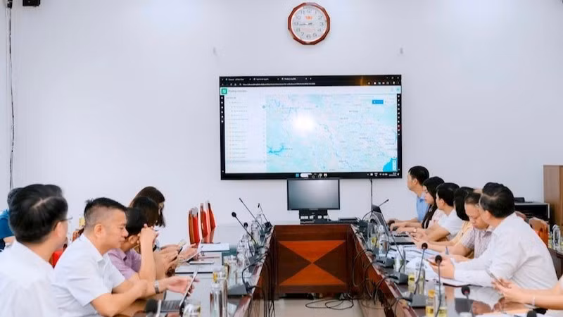 Đại diện phát triển phần mềm giới thiệu ứng dụng Long Biên SmartMap.