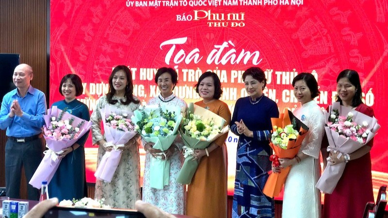 Tổng Biên tập Báo Phụ nữ Thủ đô Lê Quỳnh Trang và Phó Chủ tịch Thường trực Hội Nhà báo thành phố Hà Nội Kiều Thanh Hùng tặng hoa các khách mời tham gia tọa đàm.