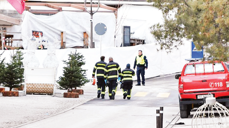 Lực lượng an ninh được triển khai đến hiện trường vụ cháy. (Ảnh: Tân Hoa xã)