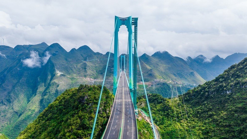 Cầu bắc qua hẻm núi Hoa Giang vào một ngày trời nắng đẹp. (Ảnh: people.cn)