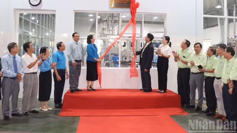 Thực hiện nghi thức gắn biển công trình đầu tư đổi mới công nghệ và tự động hóa dây chuyền sản xuất nước bình tại Nhà máy nước khoáng Thạch Bích.