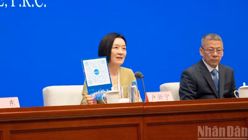 Bà Lu Xinning, Phó Chủ tịch Chính quyền nhân dân Khu tự trị dân tộc Choang Quảng Tây (trái) trả lời tại buổi họp báo.