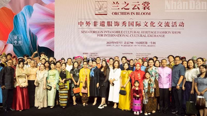 Các đại biểu tham dự chương trình chụp ảnh lưu niệm.