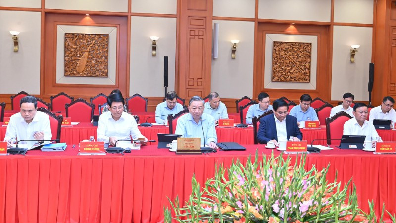 Tổng Bí thư Tô Lâm và các đồng chí lãnh đạo Đảng, Nhà nước chủ trì cuộc làm việc với Ban Thường vụ Đảng ủy Công an Trung ương. (Ảnh: ĐĂNG KHOA)