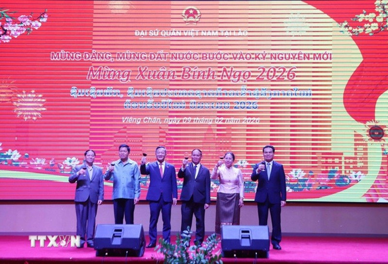 Đại diện lãnh đạo Đảng, Nhà nước Lào cùng Đại sứ Việt Nam tại Lào nâng ly chúc mừng Tết cổ truyền Xuân Bính Ngọ của Việt Nam. (Ảnh: Xuân Tú/TTXVN)